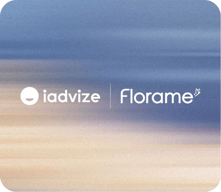 Logos de Iadvize et Florame sur fond dégradé bleu et beige