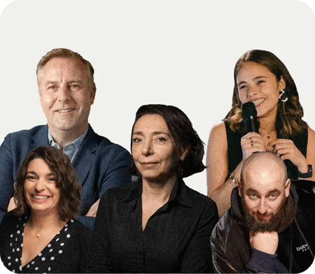 Cinq personnes souriantes, dont une femme tenant un micro, posent ensemble pour un webinaire