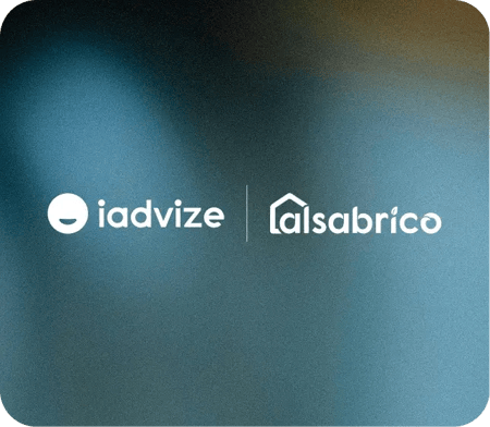 Logos de Iadvize et Alsabrico sur fond dégradé bleu et vert