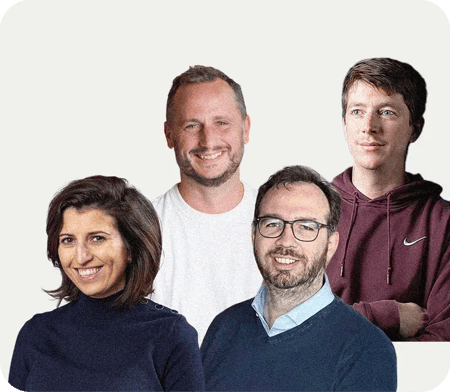 Quatre personnes souriantes, deux hommes et deux femmes, posent ensemble. Contexte : carte de webinaire