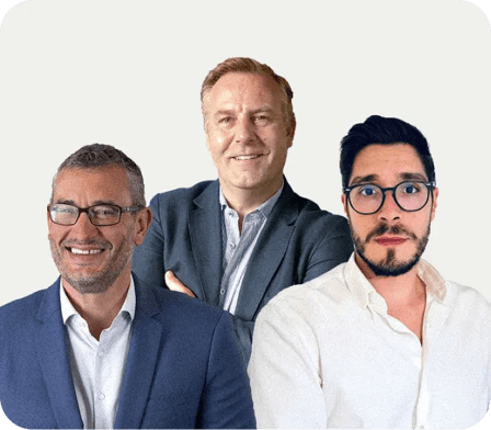 Trois hommes en tenue professionnelle sourient, suggérant un contexte de webinaire