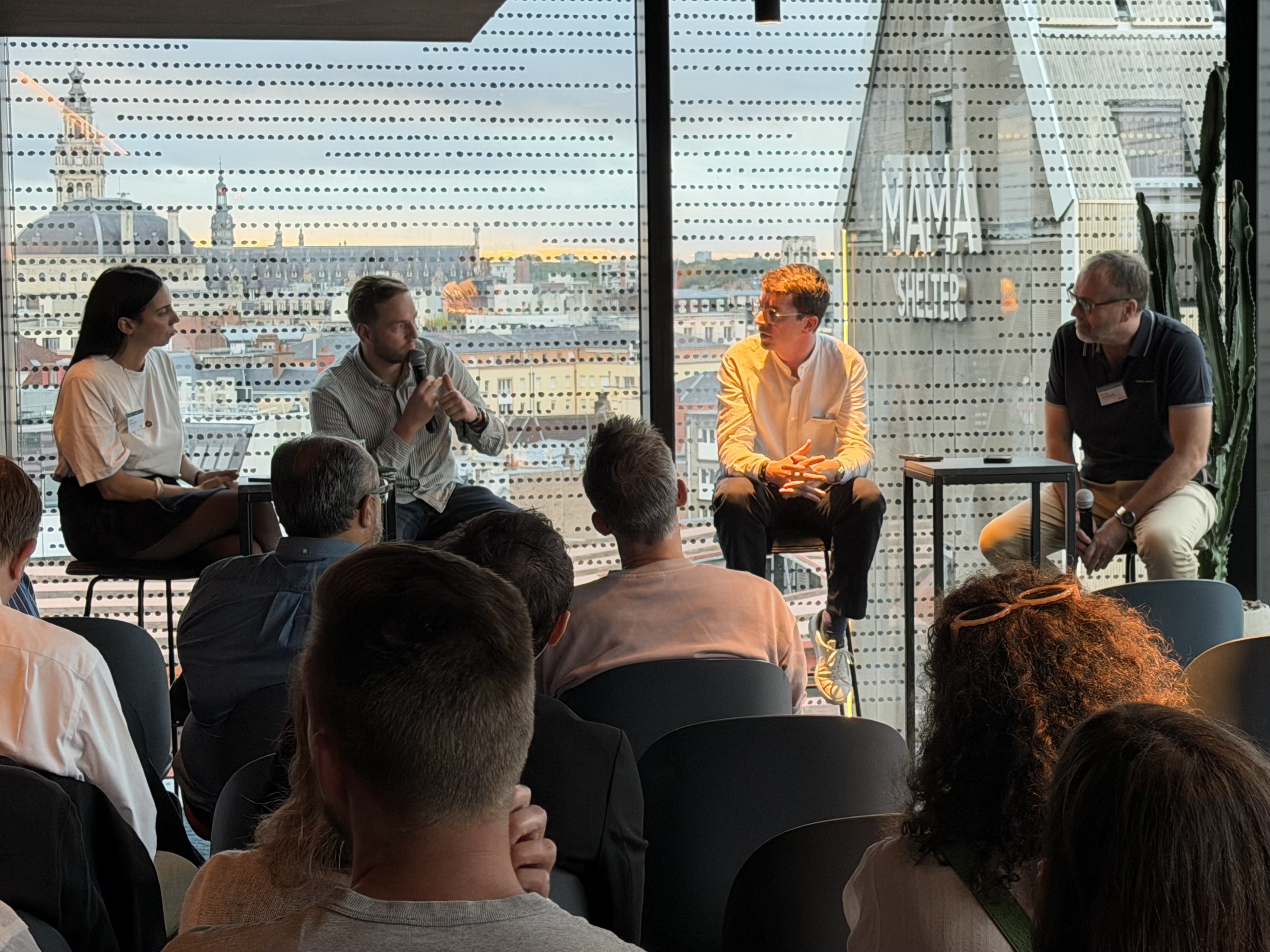 Table ronde commerce agentique à Lille : Camille Aâssila, Guillaume Demazeux, Yves Le Grouyer et Laurent Bouchez sur le rooftop